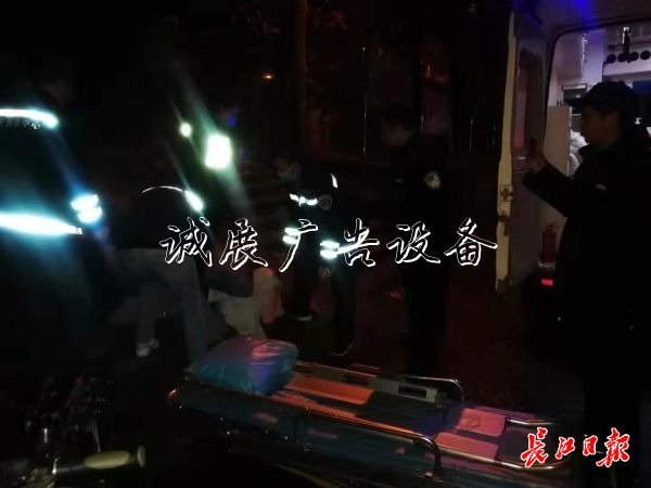 凌晨，男子街頭喊救宣傳欄燈箱命，民警及時(shí)處置救一命