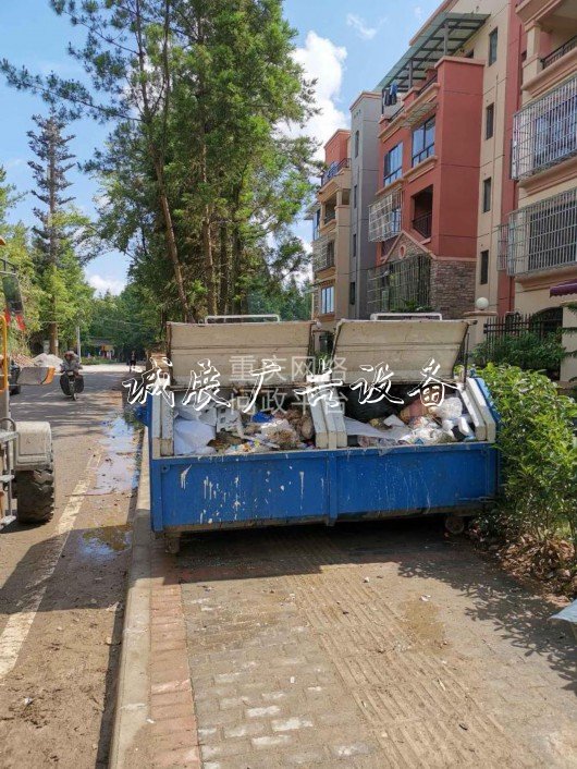 石柱黃水鎮(zhèn)旅游避暑圣路燈燈箱地，為何垃圾箱肆意亂放