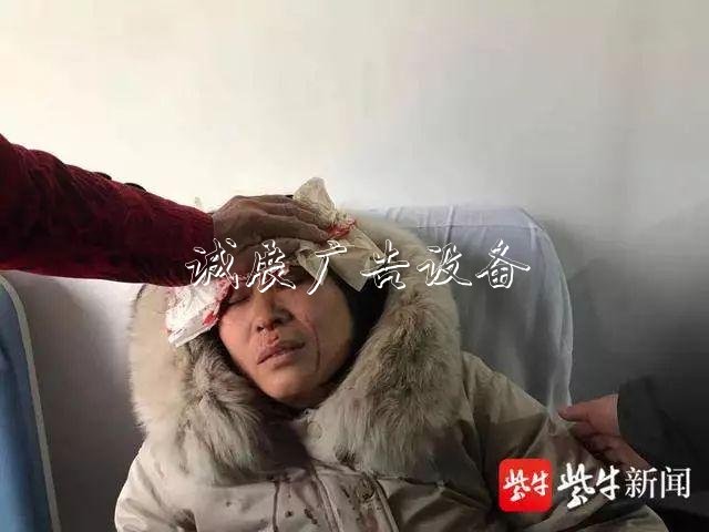 1米8高的路牌突然倒學(xué)校宣傳欄下，她反而迎了上去……