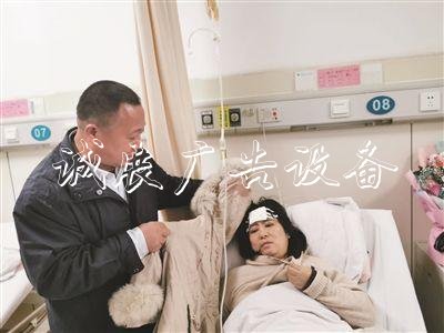 1米8高路牌砸下 女老師宣傳欄迎上去：因為身后有一群