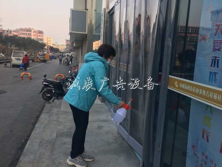 歷下：她加班到體力透支社區(qū)宣傳欄 堅持在基層疫情防控一線的社區(qū)書記