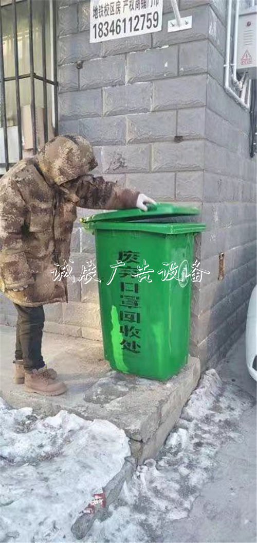 七臺河市：首批1000個密宣傳欄閉式垃圾箱投用 專收廢棄