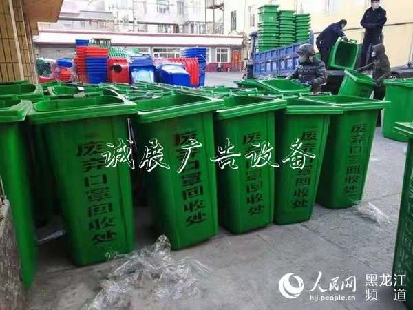 七臺河市首批1000個密閉滾動燈箱式垃圾箱投用專收廢棄口罩