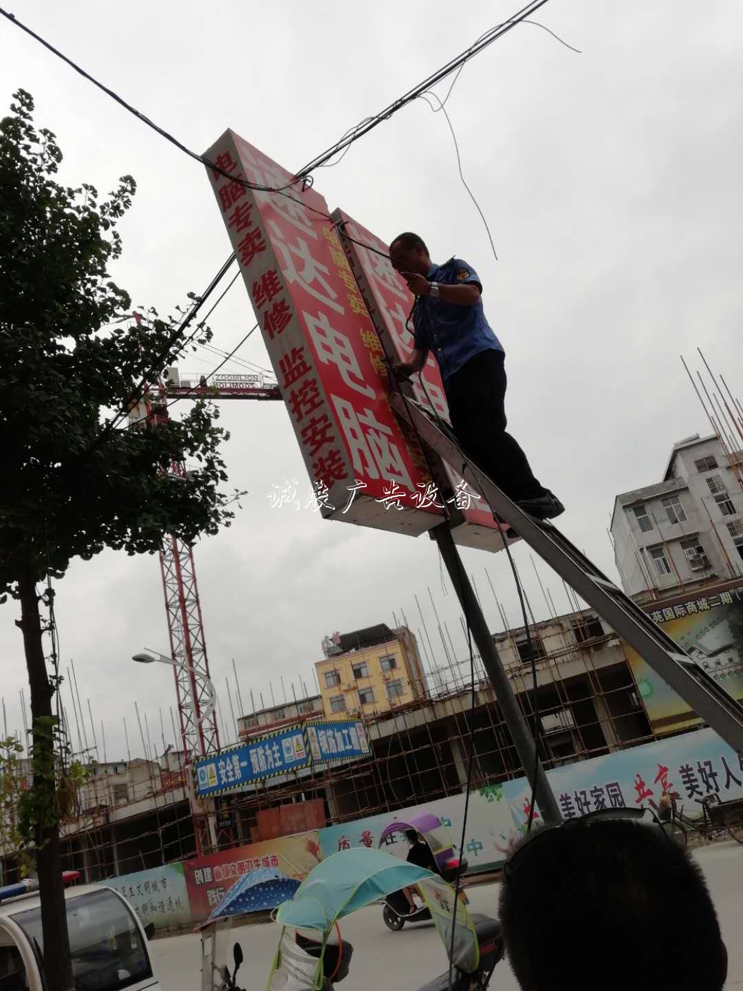 通城縣城市管理執(zhí)法局集中社區(qū)宣傳欄整治戶外廣告 塑造美好城市容貌