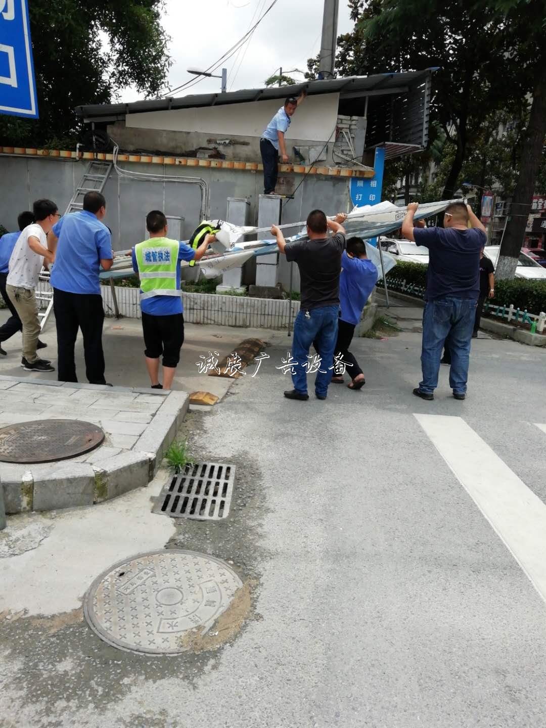 通城縣城市管理執(zhí)法局集中社區(qū)宣傳欄整治戶外廣告 塑造美好城市容貌