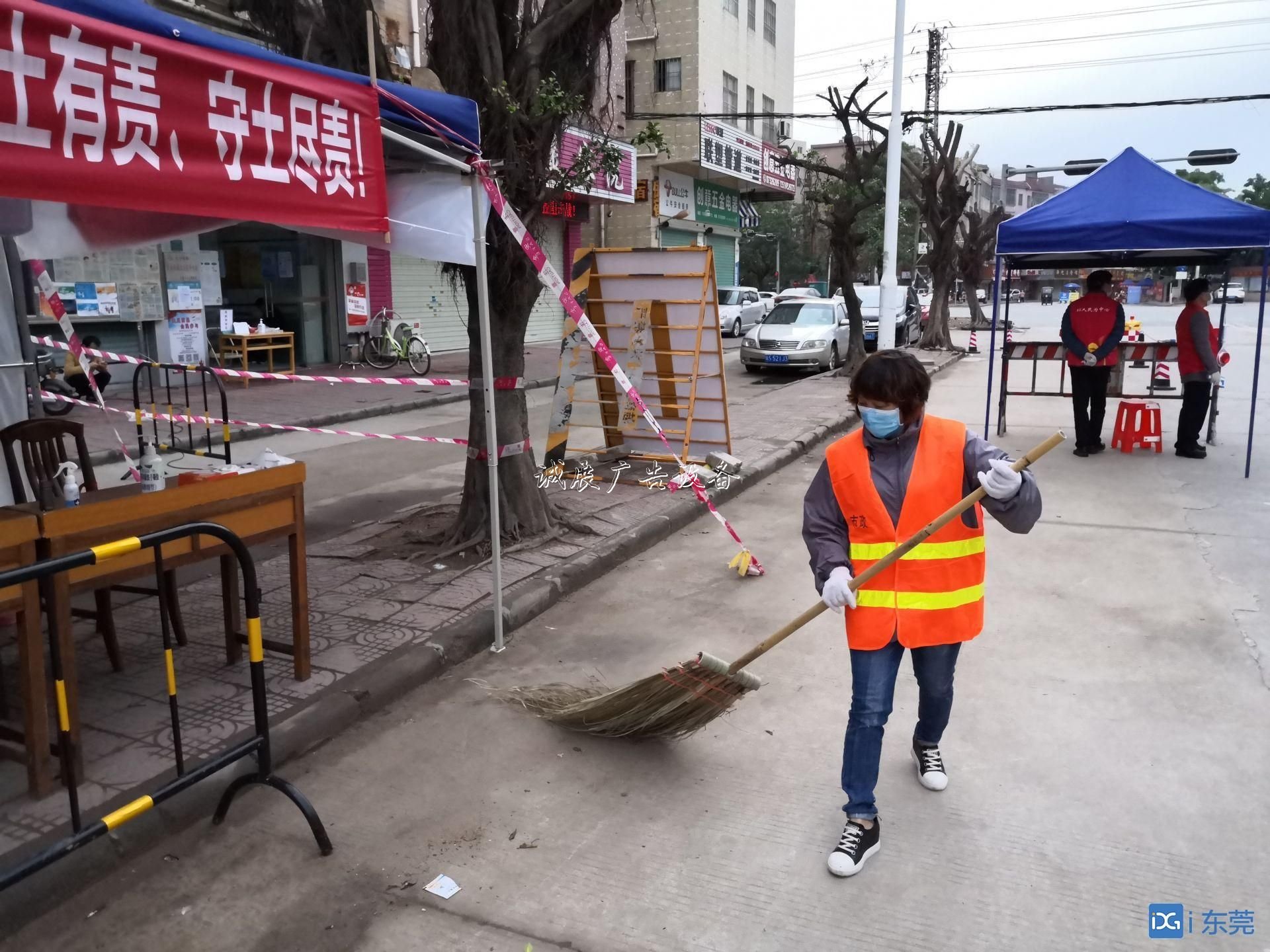 人人都恐懼的垃圾指路牌燈箱桶，他們卻天天接觸