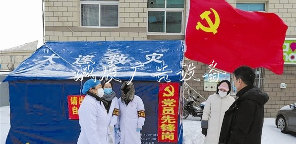 郭媛紅（左一）與社區(qū)黨員志愿者雪中堅(jiān)守防疫崗位。