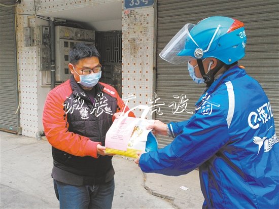 三區(qū)四市防疫宣戶外滾動燈箱傳接地氣有亮點