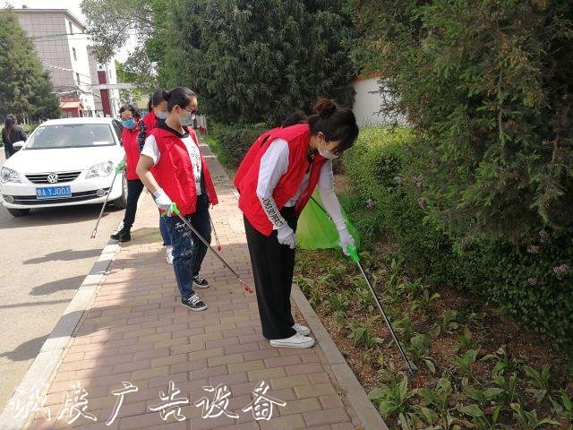 新華社區(qū)開展愛國(guó)垃圾收集亭衛(wèi)生運(yùn)動(dòng)黨員干部先行