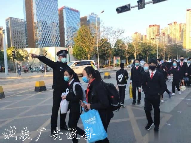 【治庸·鐵軍】“后浪路牌”返校，社區(qū)民警助學忙