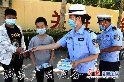 進校園開展“一盔黨建宣傳欄一帶”安全宣傳活動