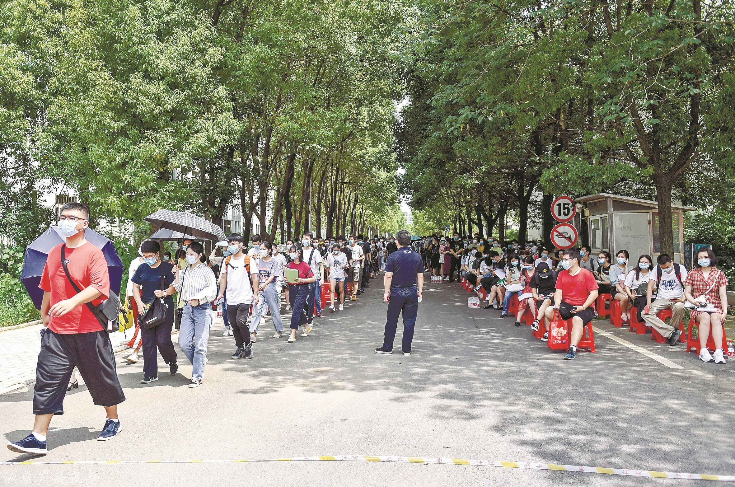 今夏武漢首場(chǎng)線(xiàn)下高校招戶(hù)外滾動(dòng)燈箱聘會(huì)舉行 副市長(zhǎng)站臺(tái)薦英才