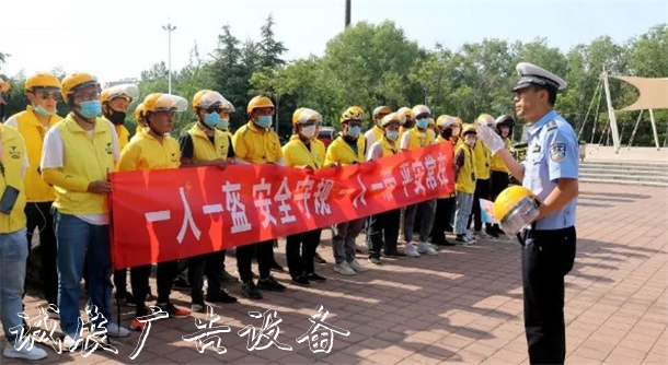 送頭盔、進學(xué)校、進企分類垃圾亭業(yè)，山東交警守護安全不