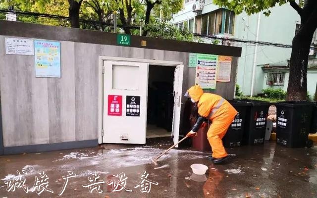 【上觀新聞】就地取材，寶山區(qū)這群環(huán)衛(wèi)工“借”雨水沖刷垃圾箱房，節(jié)水又環(huán)保