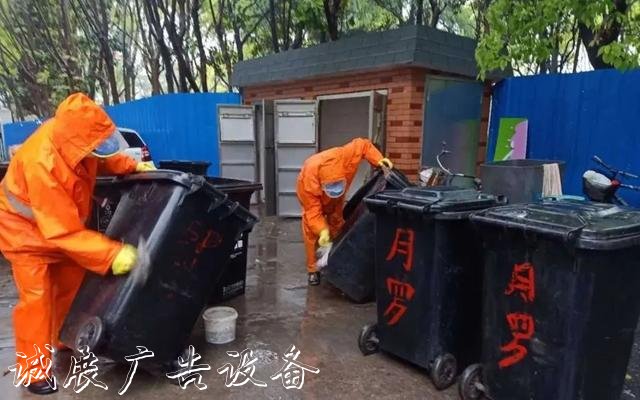 【上觀新聞】就地取材，寶山區(qū)這群環(huán)衛(wèi)工“借”雨水沖刷垃圾箱房，節(jié)水又環(huán)保