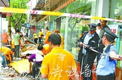 商店招牌雨中垮塌砸傷太陽能垃圾桶12路人 韓正批示速查原因