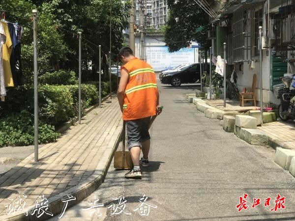 像抹家具一樣抹垃圾箱宣傳欄燈箱，他們揮汗如雨讓這座城