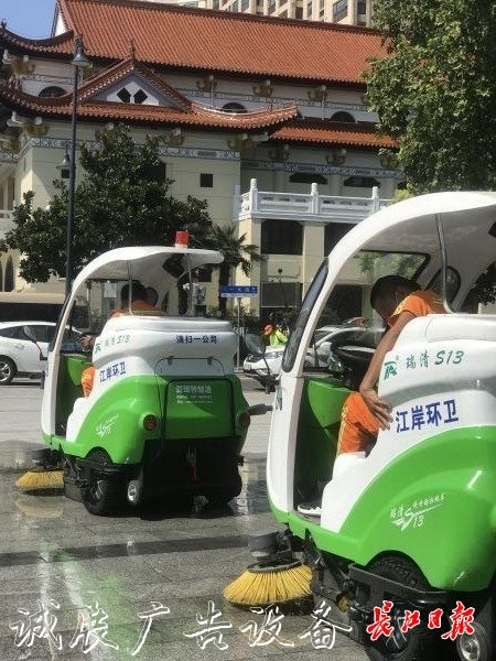 像抹家具一樣抹垃圾箱宣傳欄燈箱，他們揮汗如雨讓這座城