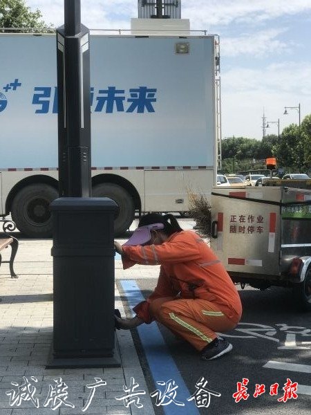 像抹家具一樣抹垃圾箱宣傳欄燈箱，他們揮汗如雨讓這座城