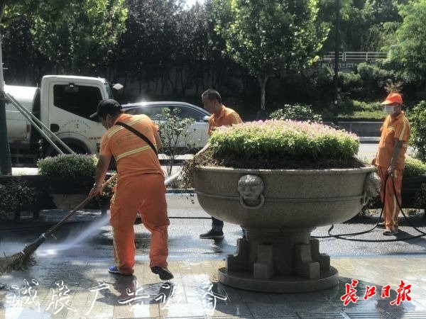 像抹家具一樣抹垃圾箱宣傳欄燈箱，他們揮汗如雨讓這座城