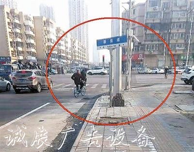 路牌“胡指揮滾動(dòng)廣告燈箱” 誤導(dǎo)過路人