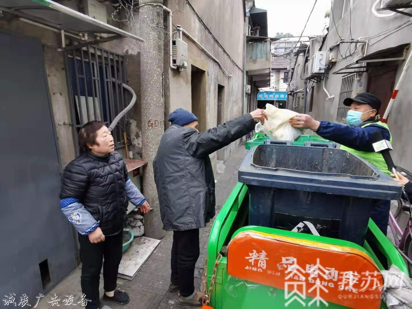 流動(dòng)車(chē)定時(shí)上門(mén)收垃圾學(xué)校宣傳欄 這樣的垃圾收集方式你見(jiàn)過(guò)嗎？