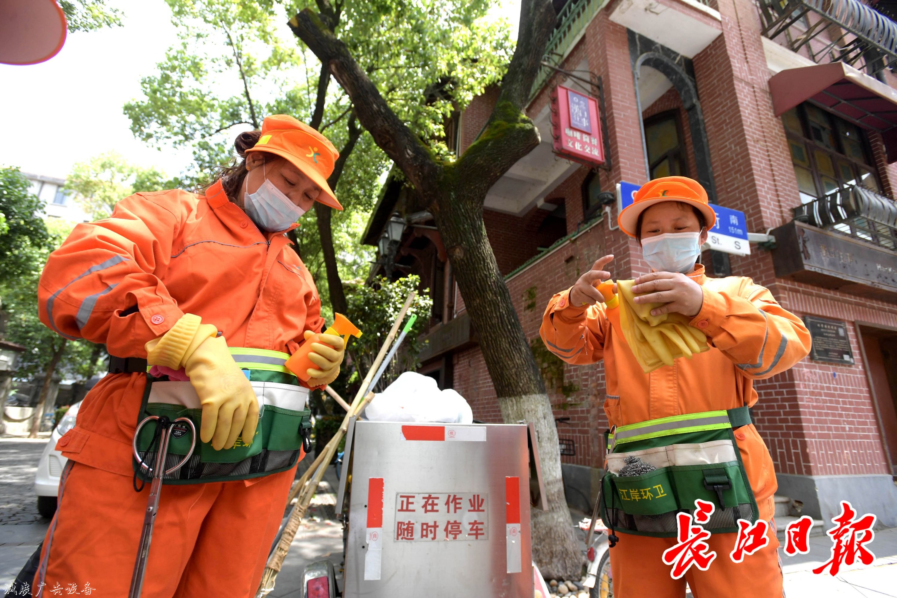 黎黃陂路環(huán)境好獲游客太陽能垃圾桶點(diǎn)贊，原來環(huán)衛(wèi)師傅們有