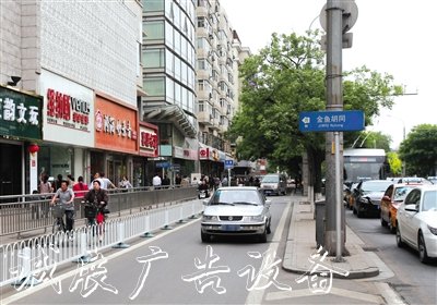 東城區(qū)金魚胡同的路牌指向了一家工藝品店。 本版攝影/實習生 彭子洋