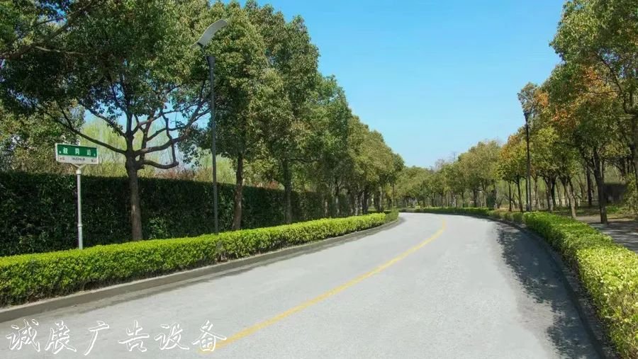 上海交大校園里，一塊指路牌燈箱簡樸的路牌靜默矗立，銘